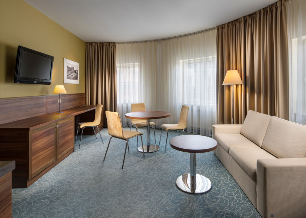 Imperial Hotel Ostrava je bezpochyby jeden z nejznámějších hotelů ve městě, který své nadstandardní služby poskytuje hostům nepřetržitě od svého otevření v roce 1904. Jeho praktická poloha přímo v centru, bohatá historie a profesionální personál z něj tvoří ideální hotel pro váš pobyt.